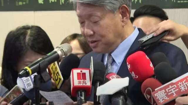 餐敘AIT假公濟私?郭智輝沒拿出發票 但拿出「另一張紙」:要大家別再問了。(直播截圖)