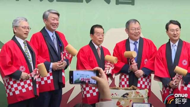 落實民主供應鏈!謝長廷(中)促成 「台日半導體科技促進會」今成立。(鉅亨網記者張韶雯攝)