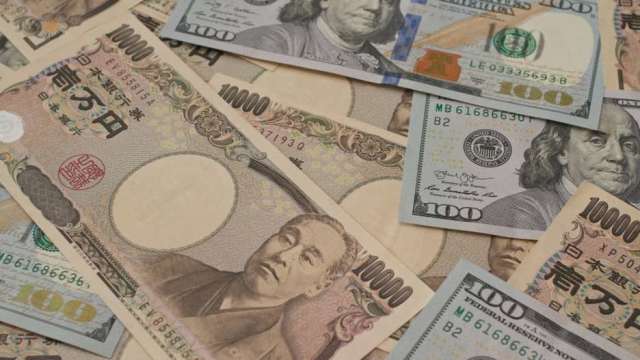 台幣強升亞洲最猛!〈鉅亨買基金〉:分散風險、多元配置為上策。(圖: shutterstock)
