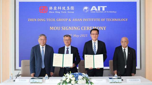 左起臻鼎科技董事長沈慶芳、總經理簡禎富、AIT校長李百祺、AIT校董Dr. Anat Arbhabhirama。(圖:臻鼎提供)