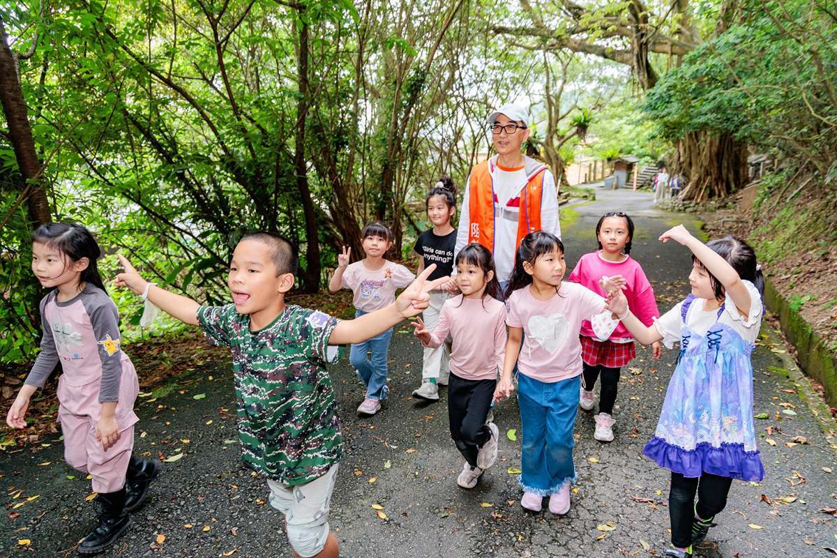 王銘陽董事長再度造訪大里國小,帶來有意義的防詐小學堂,孩子們收獲滿滿,把正確的防詐觀念帶回家中,成為防詐種子。