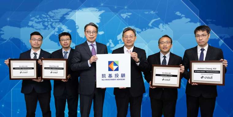 凱基投顧奪得2025 Extel台灣最佳本地券商等六項大獎,由董事長朱晏民(中左)、總經理鄭宗祺(中右)帶領團隊榮獲國際肯定。