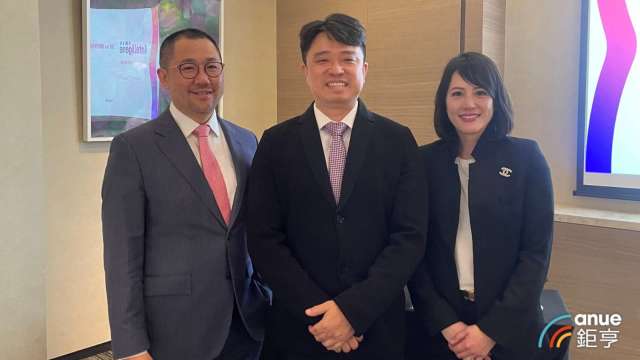 智新生技董事長黃先龍(中)、總經理宋佩怡(右)、財務長黃式賢(左)。(鉅亨網資料照)