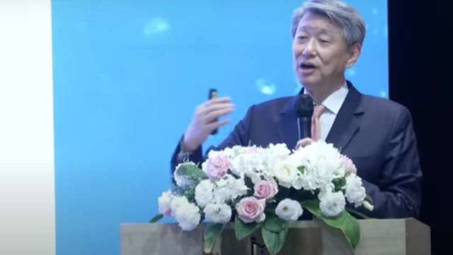 郭智輝:不只6大傳產「毛三到四」也要小心!鼓勵生技業在台研發、赴美生產。(直播截圖)