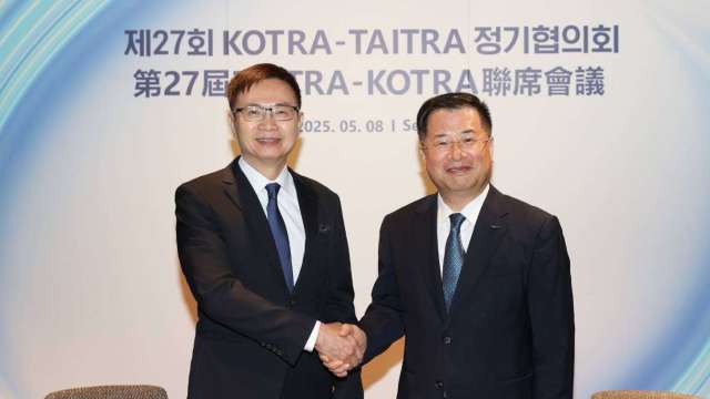 外貿協會董事長黃志芳(左)、KOTRA社長姜敬聲(右)。(圖:貿協提供)