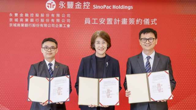圖中為永豐金控董事長陳思寬,圖右為京城銀行總經理姜宏亮,圖左為京城銀工會理事長葉寒柏。(圖/永豐金提供)