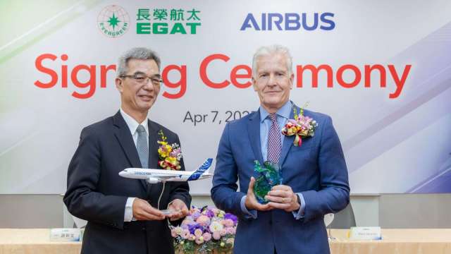 長榮航太總經理謝新文(左)與空中巴士採購部門副總經理Mark Haisman(右)。(圖:長榮航太提供)
