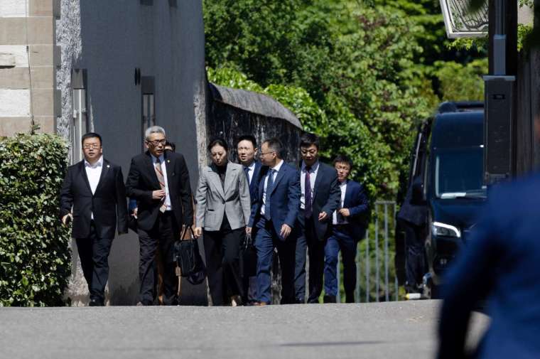 中國代表團離開會談場所。(圖:REUTERS/TPG)