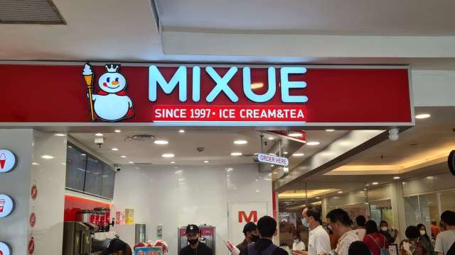 港股三姐妹爆紅,老鋪黃金、蜜雪冰城、泡泡瑪特引領中國「消費降級」新風潮。(圖:Shutterstock)