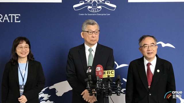 國泰金董事長蔡宏圖(中)出席台大企業法治創新研究中心開幕典禮暨國際論壇。左為台灣大學副校長暨企業法治創新中心主任曾宛如、右為國立台灣大學校長陳文章。(圖:鉅亨網記者陳于晴)
