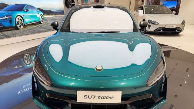 SU7 Ultra遭車主要求退車!小米汽車陷虛假宣傳風波 股價逆市崩近6% 失守50港元大關