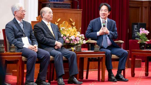 總統賴清德(右1)、生策中心董事長王金平(中)。(圖:總統府提供)