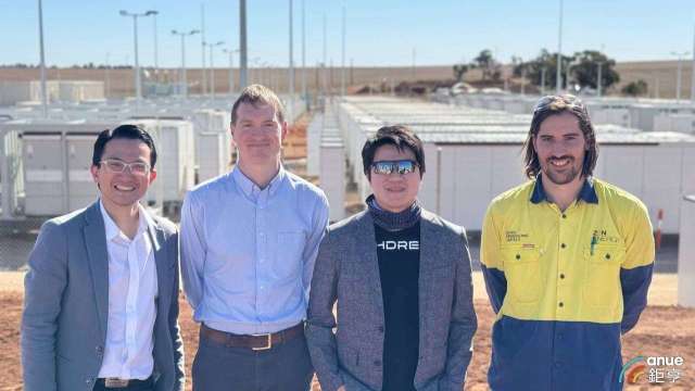 左一至左三為ZEN Energy首席績效長Joey Yeo、ZEN Energy資產執行總經理Dan Manderson、泓德澳洲總經理黃敏良。(鉅亨記者魏志豪攝)