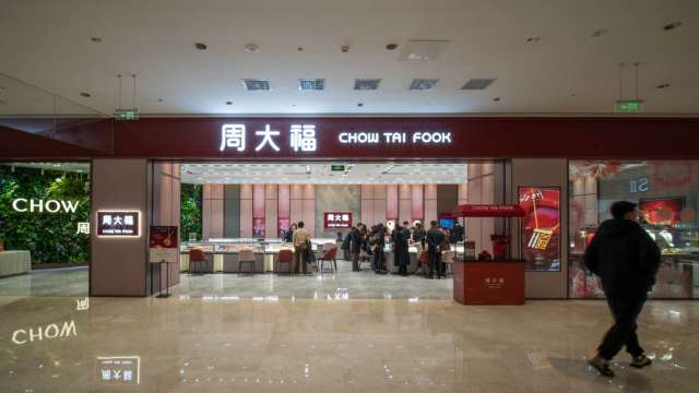 連兩天走跌!受國際金價高位盤旋震盪影響 周大福、周大生等關店自救(圖:shutterstock)