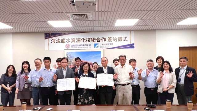 國統與工研院將共同研發全球首項「海淡鹵水鈣與鎂資源化再利用技術」。(圖:國統提供)