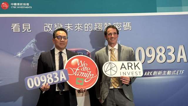 左起為中國信託投信總經理陳正華、ARK Invest首席未來學家布萊特.溫頓(Brett Winton)。(鉅亨網記者陳于晴 攝)