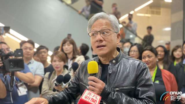 黃仁勳炫風再度來襲、AI晶片禁令撤銷,代工廠紅通通。(鉅亨網資料照)