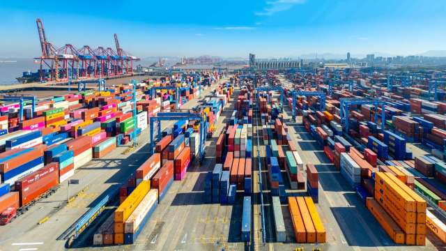 美國調降中國小額包裹關稅,但低收入家庭仍遭遇漲價風險。(圖:Shutterstock)