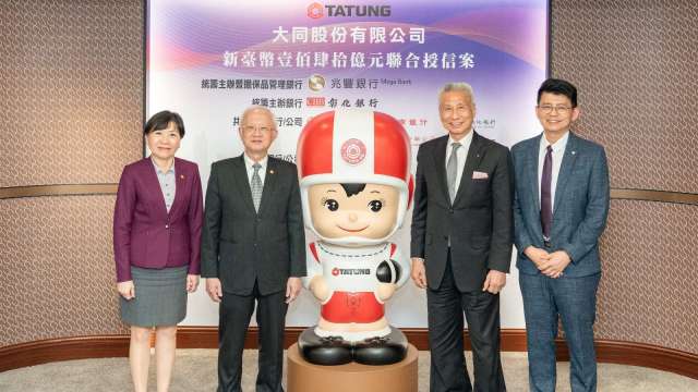 兆豐銀統籌主辦大同140億元聯貸案圓滿完成，由兆豐銀行董事長董瑞斌(左二)副總經理陳昭蓉(左一) 與大同(股)公司董事長王光祥(右二) 副總經理林倍宏(右一)合影。（圖：兆豐銀提供）