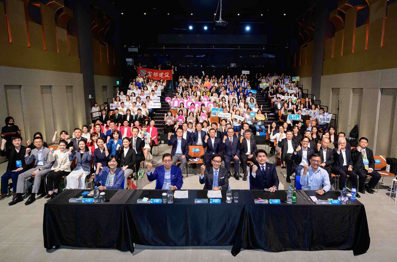 2025 FUBON Talks富邦演說秀於5月14日舉辦,富邦集團董事長蔡明忠、富邦金控董事長蔡明興攜手員工共探時事脈動。