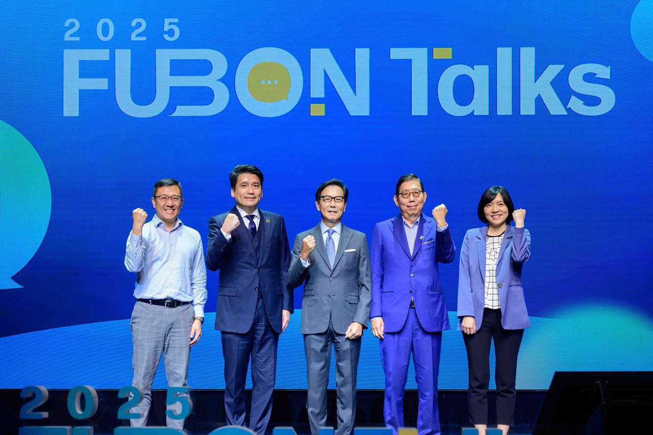 富邦集團於5月14日舉辦FUBON Talks富邦演說秀,優樂地永續服務執行長蔡承璋、文化大學永續創新學院院長方元沂、富邦集團董事長蔡明忠、富邦金控董事長蔡明興、社企流創辦人兼執行長林以涵共同擔任評審。(左至右)