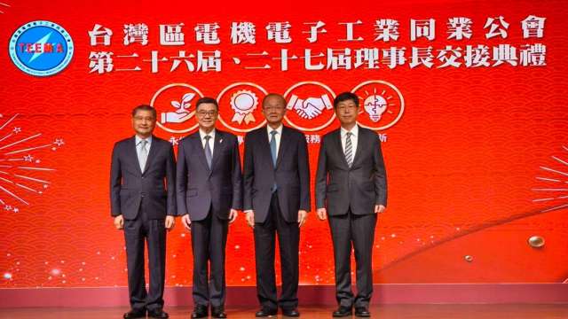 行政院長卓榮泰(左2)、電電公會(右1)(記者黃皓宸攝)