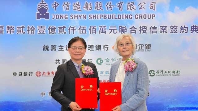 臺灣企銀統籌主辦中信造船公司21.25億元聯合授信案,由臺灣企銀董事長李嘉祥(左)與中信造船董事長韓碧祥(右)代表簽約。(圖:臺企銀提供)