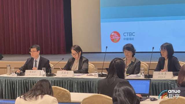 中信金舉行 2025 年第一季法說會,圖左一為台壽資深副總葉栢宏。(鉅亨網記者陳于晴 攝)