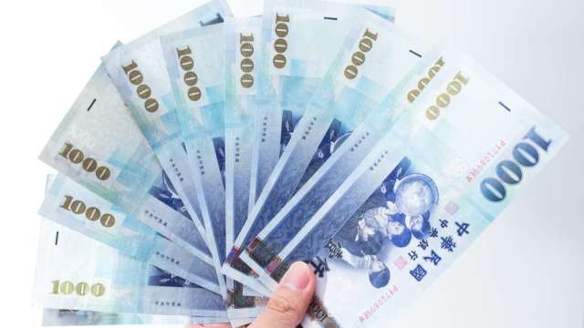 台幣急升衝擊 惠譽列5家人壽為負向評等觀察 「幣別錯配」風險升高。 (圖:shutterstock))