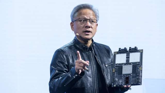 黃仁勳稱,若成為學生,將首先學會使用ChatGPT與AI工具。(圖:Shutterstock)