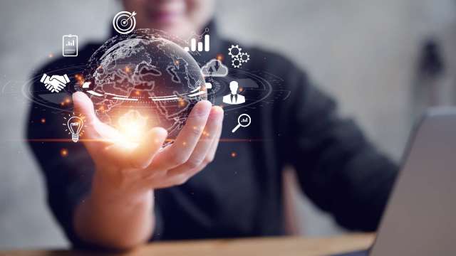 仁勳登台、全民瘋AI,本週台股衝23500? (圖:shutterstock)