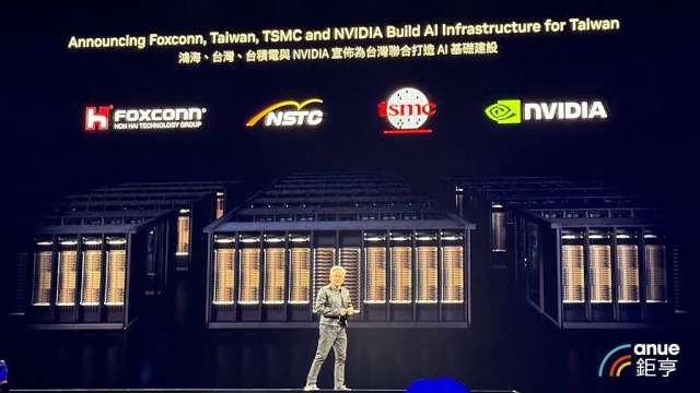 輝達執行長黃仁勳今日宣布,輝達將攜手鴻海、國科會、台積電在台灣建置AI基礎建設。(鉅亨網記者魏志豪攝)