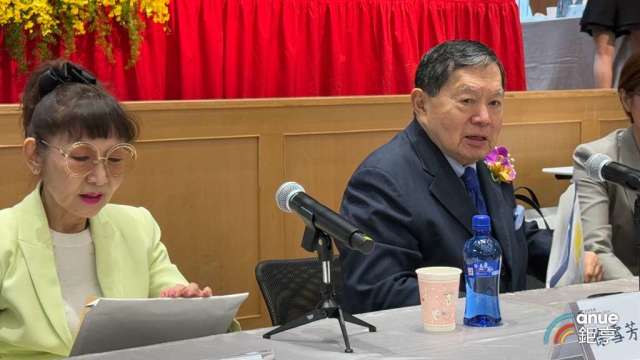 遠百董事長徐旭東(右)與總經理徐雪芳(左)。(鉅亨網記者王莞甯攝)