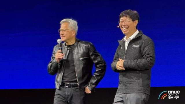 左起為輝達創辦人暨創辦人黃仁勳、鴻海董事長劉揚偉。(鉅亨網記者彭昱文攝)