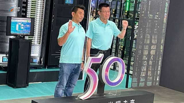 圖左為光寶科董事長宋明峰。圖右為光寶科總經理邱森彬。(鉅亨網記者吳承諦攝)