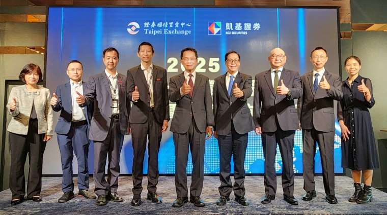 圖說:凱基證券攜手櫃買中心舉辦「2025台北國際電腦展展前論壇」,由凱基證券董事長許道義(中右)、總經理方維昌(右三)、櫃買中心董事長簡立忠(中)、總經理陳麗卿(左一)與參加法說會上櫃公司代表合影。
