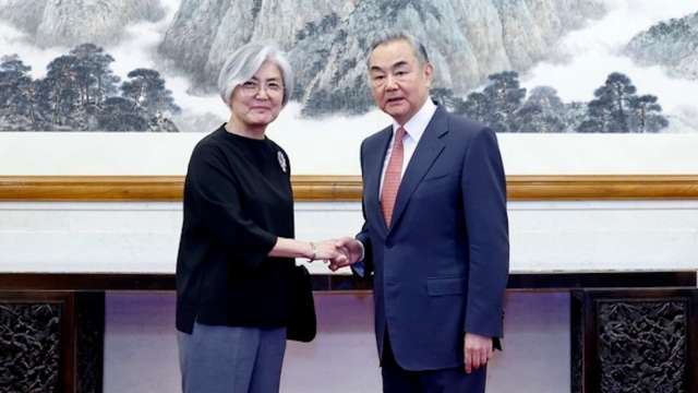 中國外交部長王毅會見美國亞洲協會會長康京和。(圖:中國外交部)