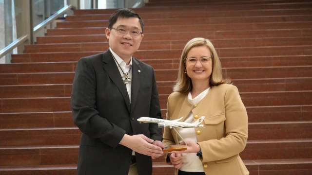 星宇航空董事長張國煒(左)與鳳凰城市長Kate Gallego宣布開航台北-鳳凰城。(圖:星宇提供)