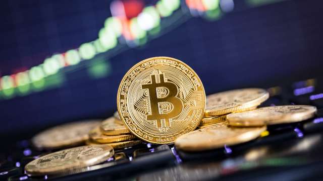 比特幣刷新高紀錄 加密貨幣為何狂歡飆升? (圖:shutterstock)