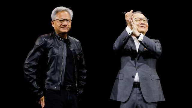 聯發科執行長蔡力行(右)和輝達執行長黃仁勳(左) (圖:REUTERS/TPG)