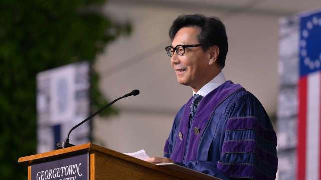 富邦集團董事長蔡明忠榮獲美國喬治城大學(Georgetown University)名譽法學博士學位,並發表校友演說。(圖/富邦集團提供)