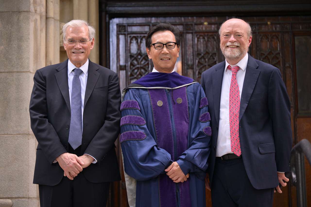 富邦集團董事長蔡明忠榮獲美國喬治城大學(Georgetown University)名譽法學博士學位,蔡明忠與喬治城大學代理校長Robert M. Groves(左一)、法學院院長 William M. Treanor(右一)合影。(圖/富邦集團提供)