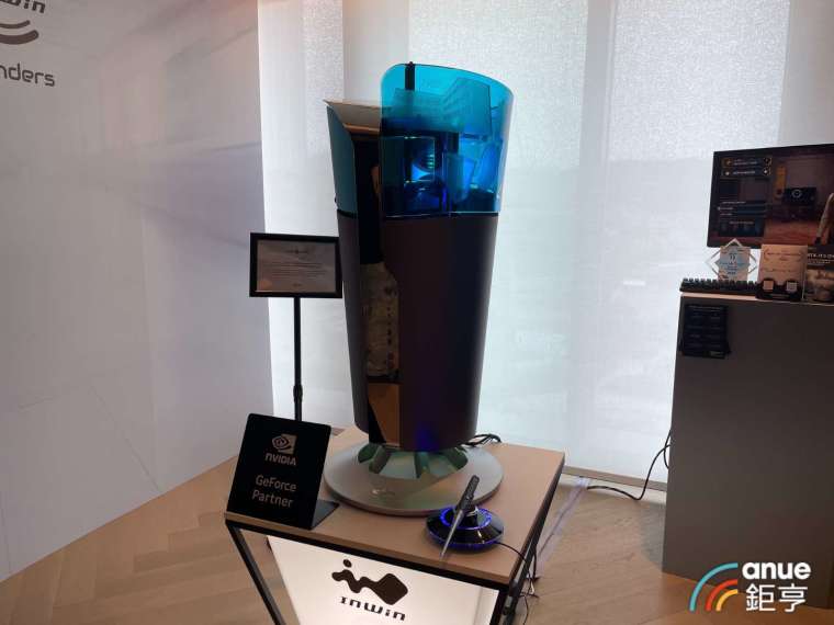 迎廣於COMPUTEX展示40周年PC機殼。(鉅亨網記者劉玟妤攝)