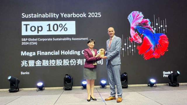 兆豐金控由副總經理陳昭蓉(左)代表出席《2025年標普全球永續年鑑》表彰盛會。(圖:兆豐金提供)