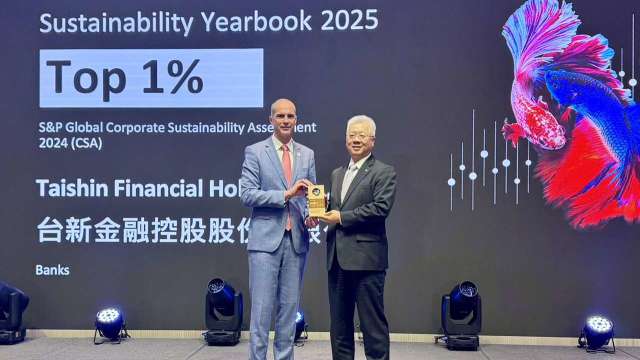 台新金控榮膺全球銀行業Top 1%至高榮譽,標普全球企業永續參與主管Robert Dornau先生親頒表揚獎盃(左),由台新金控總經理林維俊代表授奬(右)。(圖:台新金提供)