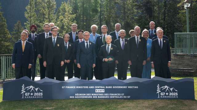 G7財金首長合照,圖中右方為貝森特和鮑爾。(圖:Reuters/TPG)