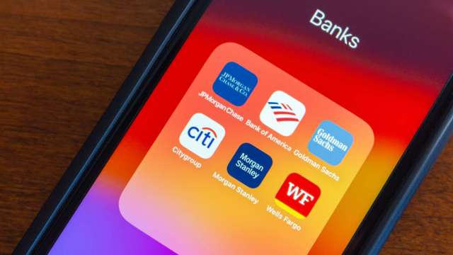 小銀行難分杯羹?WSJ:美多家大銀行研究聯手發穩定幣 因應日益激烈的加密行業競爭 (圖:Shutterstock)