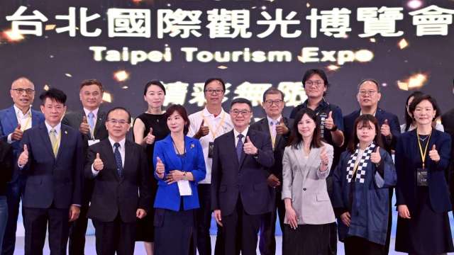 行政院長卓榮泰(中)出席2025台北國際觀光博覽會。(圖:行政院提供)