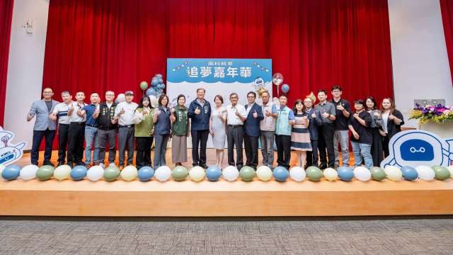 圖最中間為南科管理局鄭秀絨局長、左10為高雄市政府勞工局江健興局長。(圖:南科提供)