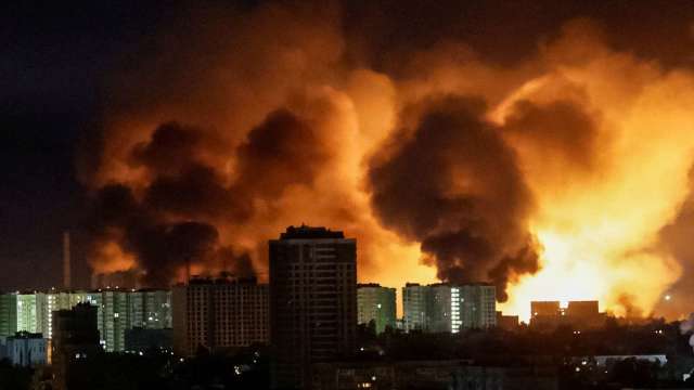 俄羅斯無人機在烏克蘭基輔上空爆炸,照亮了城市上空。(圖:REUTERS/TPG)